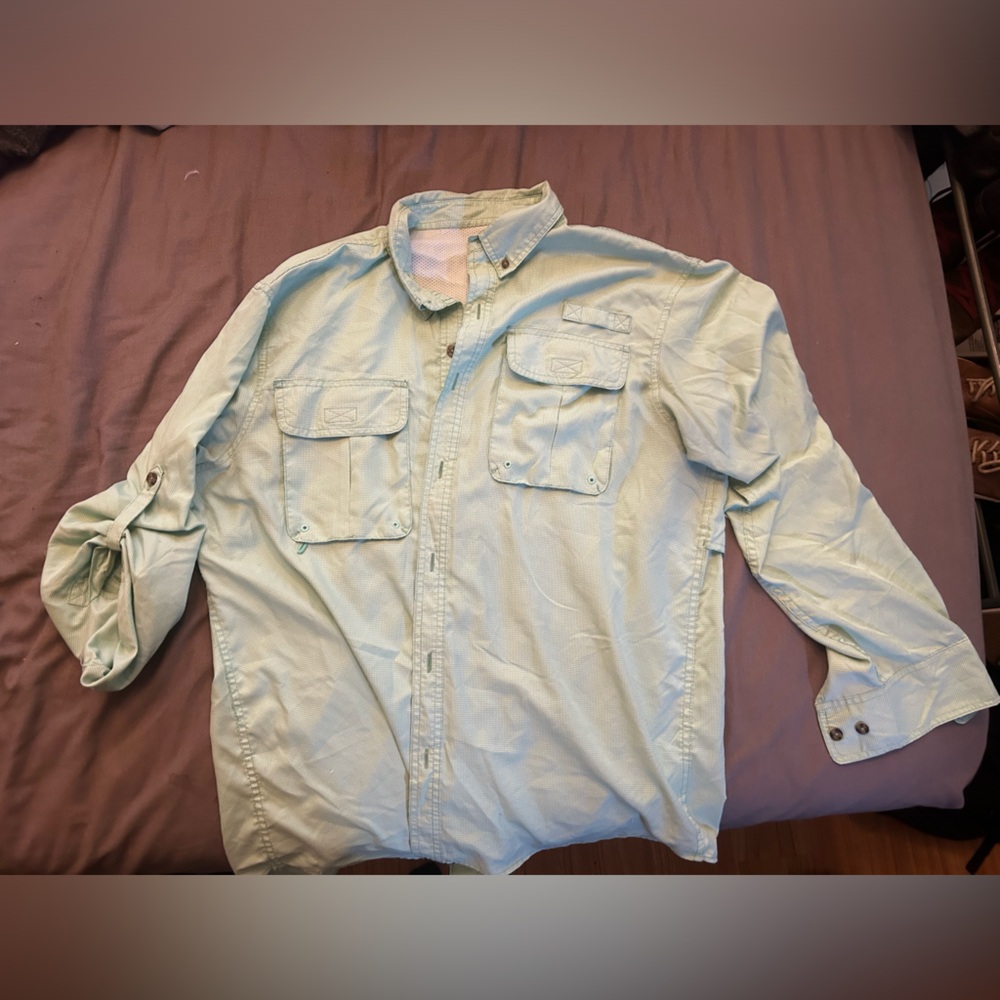Lightweight green men’s button down, 2 pockets